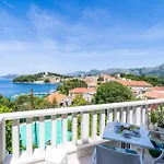Πανσιόν & Mara & Petrunjela 4*