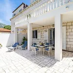 بيت ضيافة & Mara & Petrunjela 4*